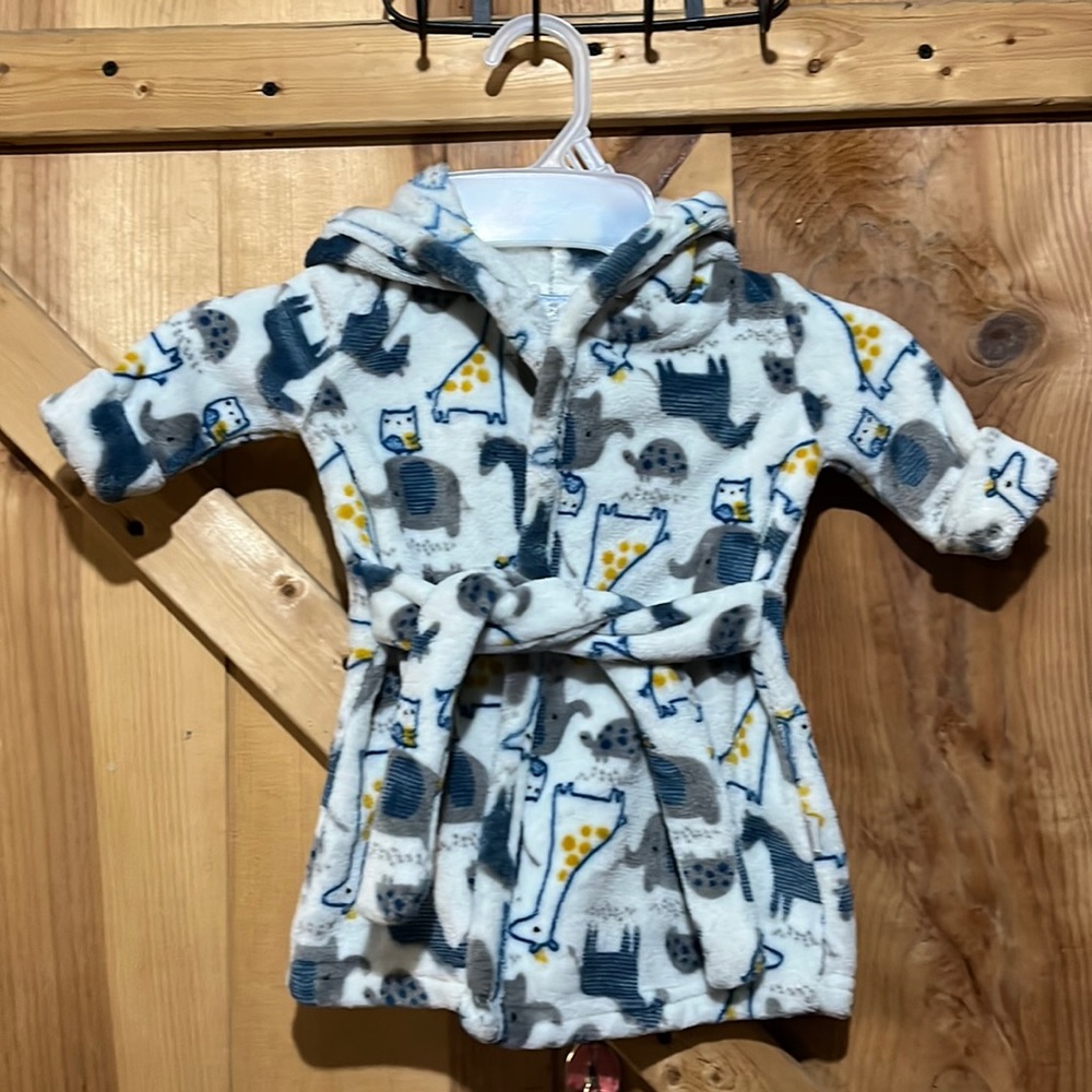 Duck Duck 0-9 month bath robe has an elephant head on the hood very soft